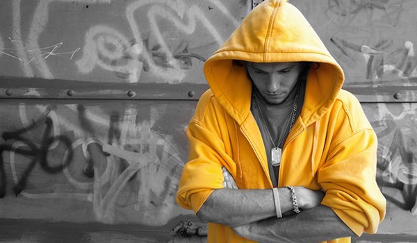 Jugendlicher mit gelber Jacke