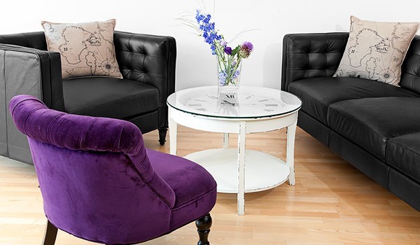 Sessel, Couch und Tisch